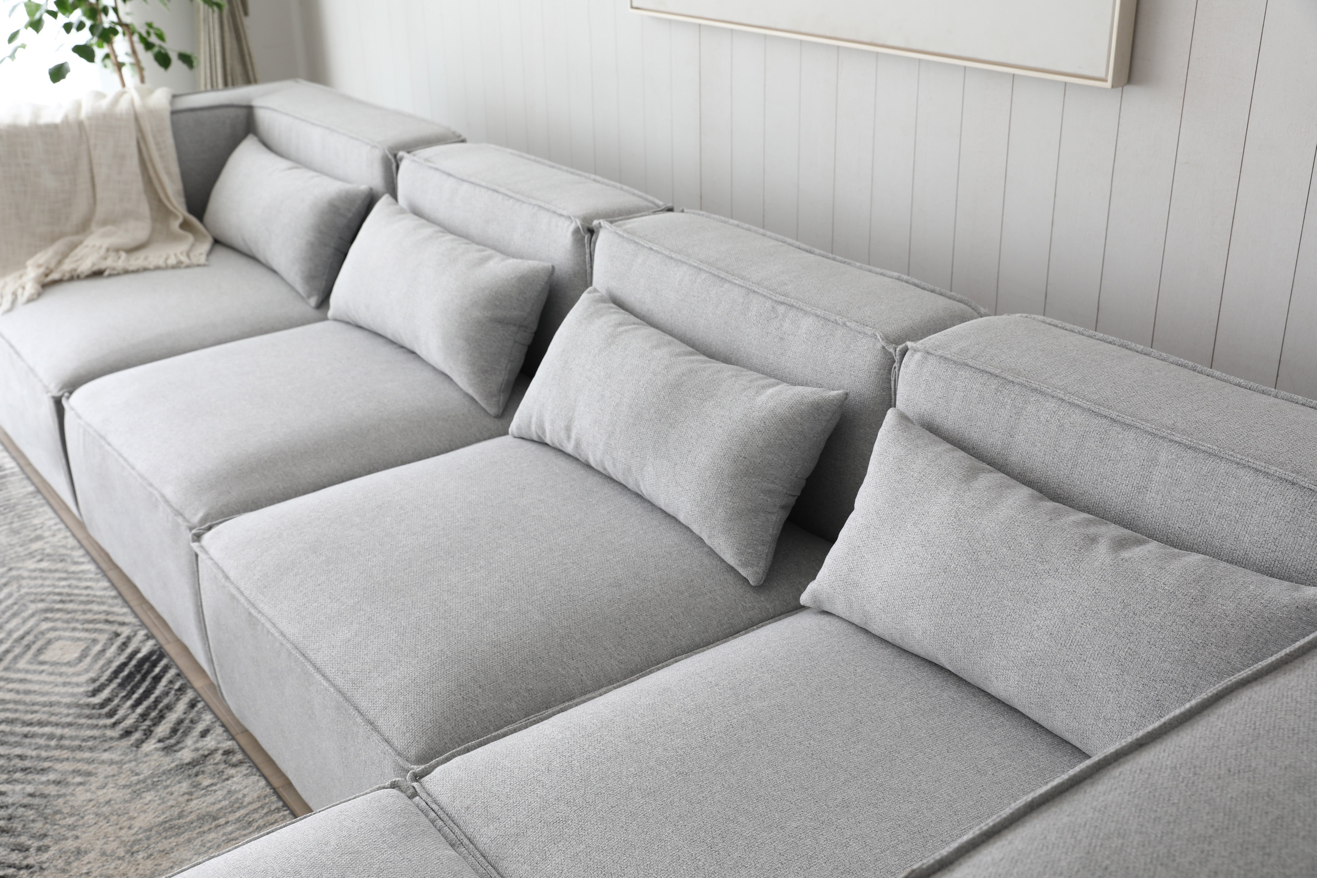 Sofá modular multiposição de 4 lugares com Puff Galeon cinzento