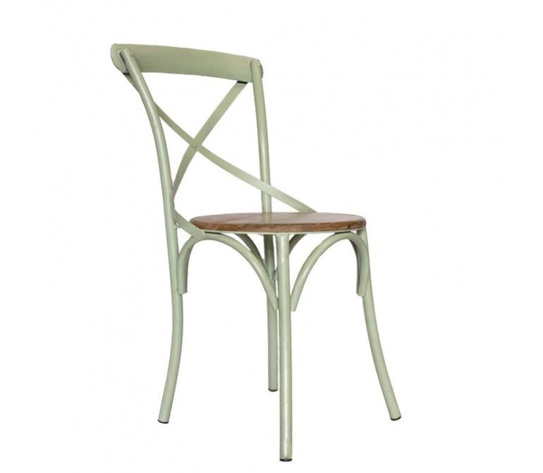 Vieille chaise de salle à manger en acier