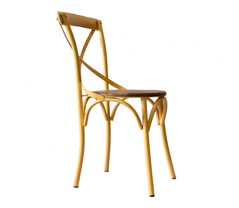 Vieille chaise de salle à manger en acier