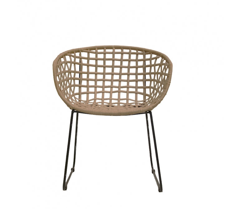 Chaise Girald en rotin synthétique avec accoudoirs.