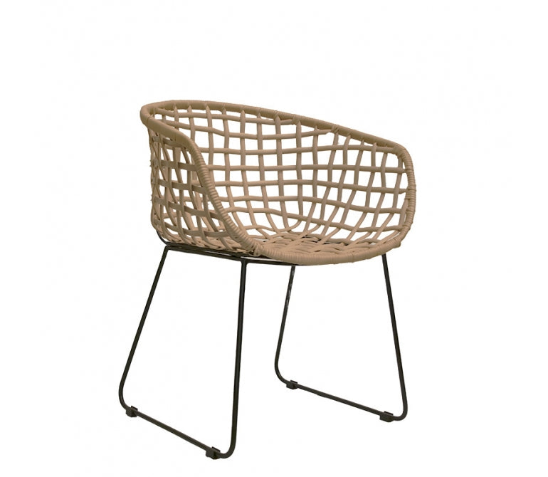 Chaise Girald en rotin synthétique avec accoudoirs.