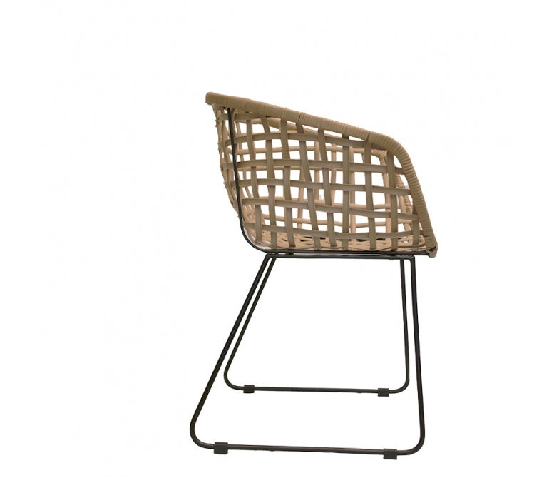 Chaise Girald en rotin synthétique avec accoudoirs.