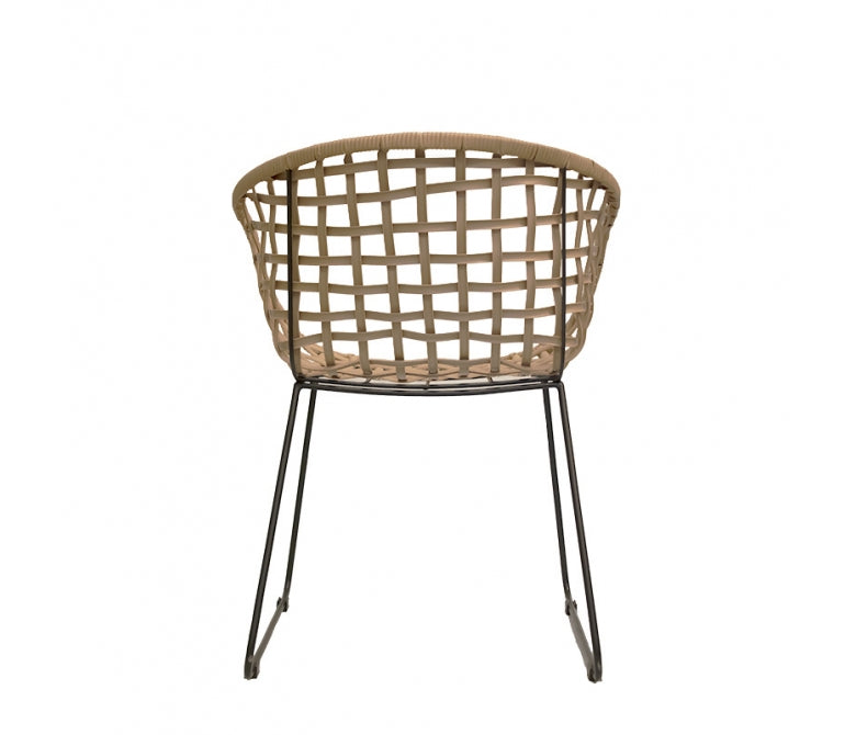 Chaise Girald en rotin synthétique avec accoudoirs.