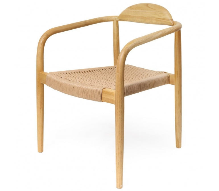 Tornar-se uma cadeira de madeira e de corda com apoios de braços